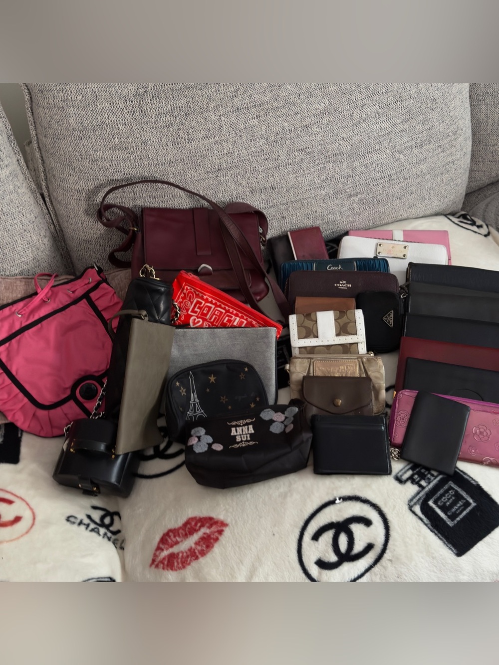 project items and good condition items.28 pcs Assorted Women’s Wallets Pouches